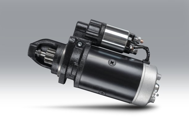 用于拖拉机或其他农业机械的3kW起动电机置于带有阴影的灰色隔离背景上。图片下载