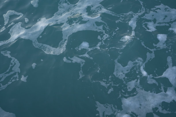 海水和泡沫的质地。蓝色的波浪。创造性的背景。图片下载