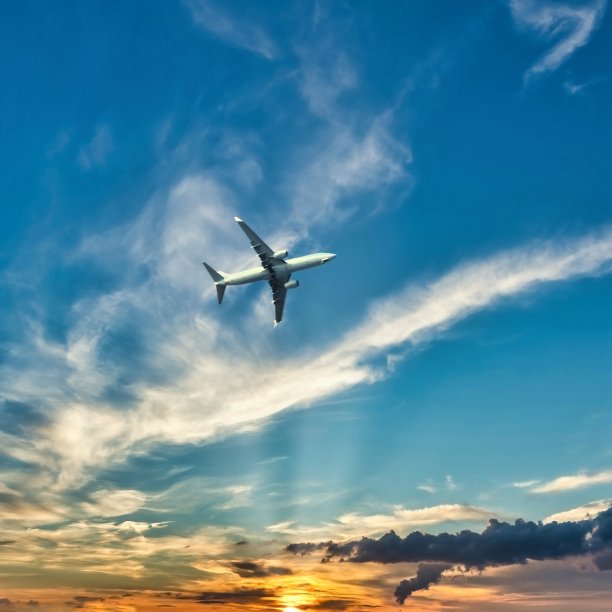 科斯岛上空的大飞机广场照片。飞机在着陆前从船上被俘。天空是日落和戏剧性的云。图片下载