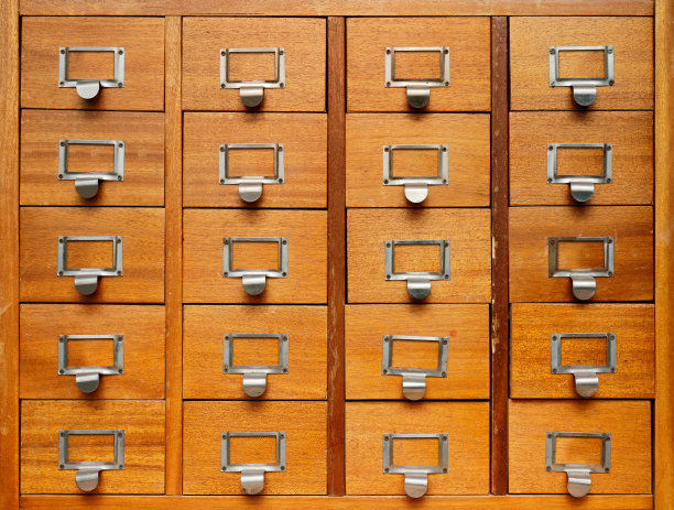 有抽屉的旧木橱柜图片下载