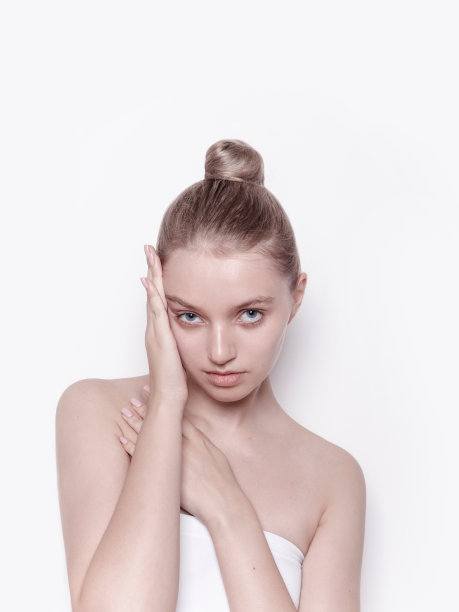 年轻白种人长女人特写肖像触摸脸坚强自信的样子图片下载