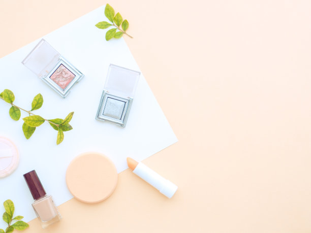 治疗和装饰化妆品，身体或面部护理和绿色植物叶子孤立在裸皮肤米色背景图片下载