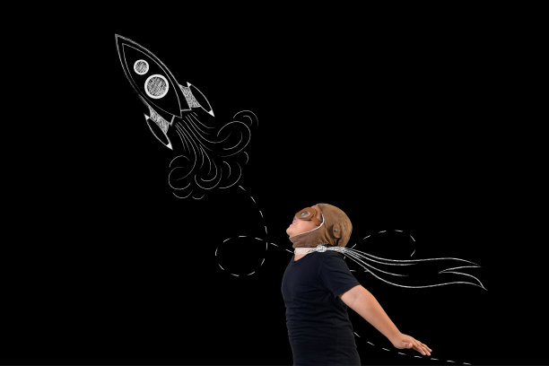 这个男孩假装是超级英雄，却扮演宇航员的角色。画的概念图片下载