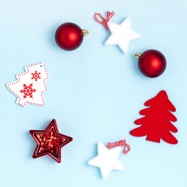新年圣诞作文。淡蓝色背景上的花环。俯视图，平放，复制空间图片下载
