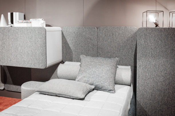 豪华现代风格的卧室，灰色内饰有折叠墙床的卧室图片下载