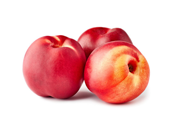 白底上有三个成熟的油桃图片下载