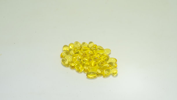 鱼油丸躺在白色的背景上。图片下载