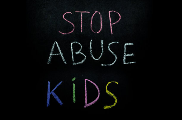 粉笔在黑板上画的字，防止虐待孩子图片下载