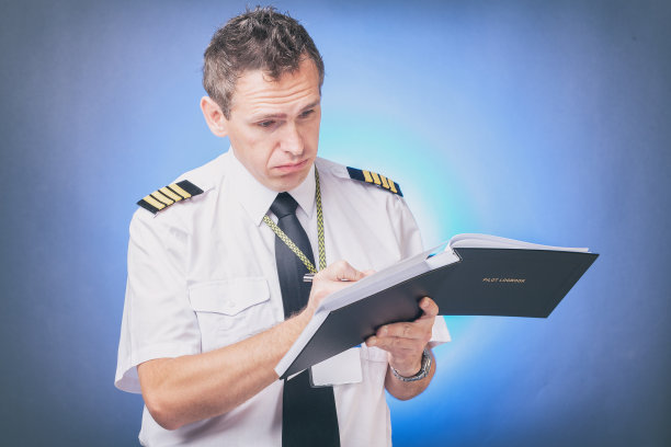 领航人员填写工作日志和检查工作记录图片下载