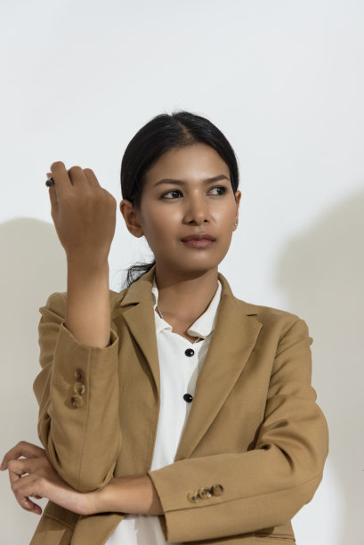 职场女性的情感表现为思考、微笑、点、开心、认真等对工作的情感。图片下载