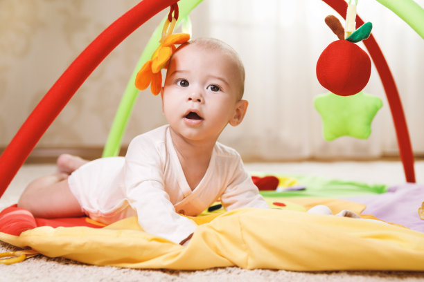 可爱的宝宝在活动垫上玩耍图片下载
