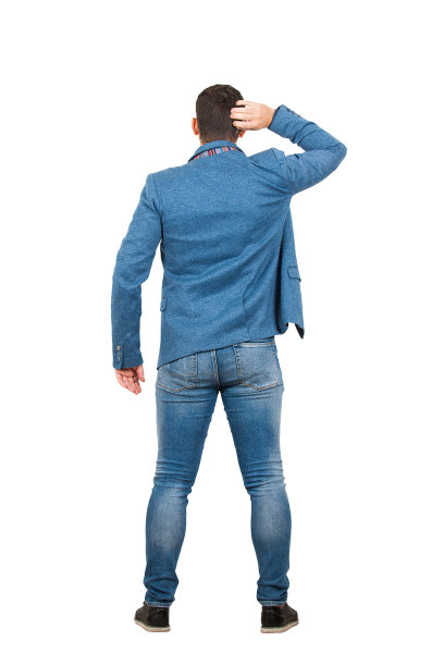 后视图全长的年轻商人，手对头沉思的姿态，孤立在白色的背景。企业规划理念，困惑的男人寻找答案。图片下载