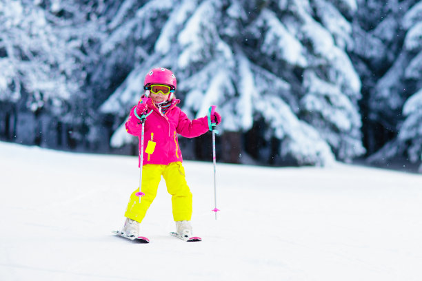 滑雪和雪的乐趣。冬天山上的孩子。图片下载