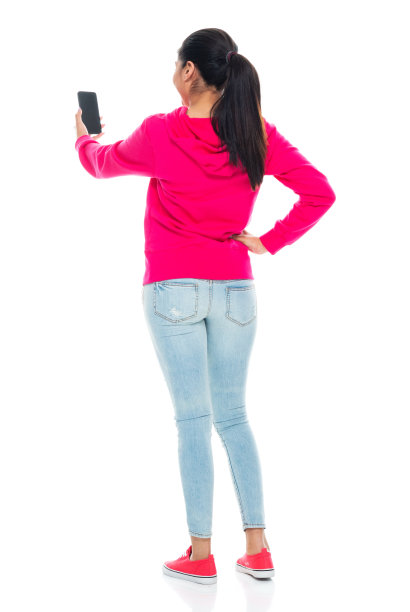 全长/后视图/后视图/一个人20-29岁的成年人美丽的黑发/长发z一代女性/年轻女性摄影站着带帽夹克/衬衫/运动衫/牛仔裤/裤子/帆布鞋/撕裂图片下载