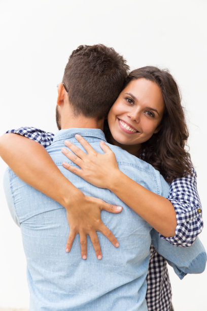 快乐的美女拥抱着男友图片下载