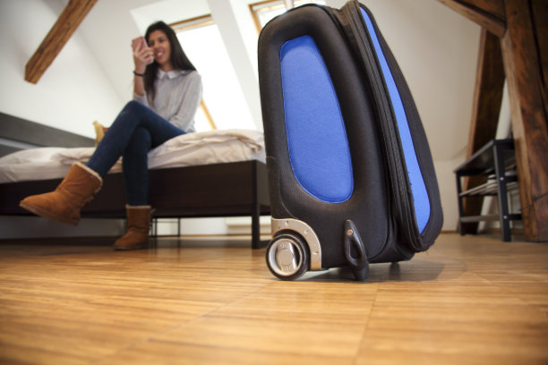 背景里有个女人在床上图片下载