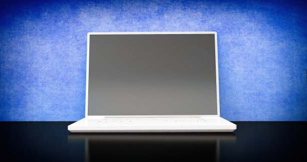 笔记本电脑在桌子上，拷贝空间-正面视图图片下载