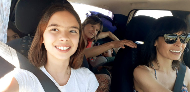 家庭驾车出游图片下载