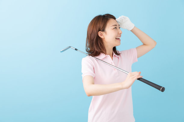打高尔夫球的亚洲女人图片下载