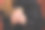 女用手拿着纸杯咖啡带走。红墙上拿着杯子的女人。阳光明媚的下午。图片下载