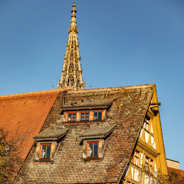 在房子前面放南瓜作为装饰图片下载