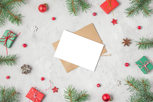 圣诞或新年贺卡的框架制成的冷杉树枝，节日装饰，和礼品盒图片下载