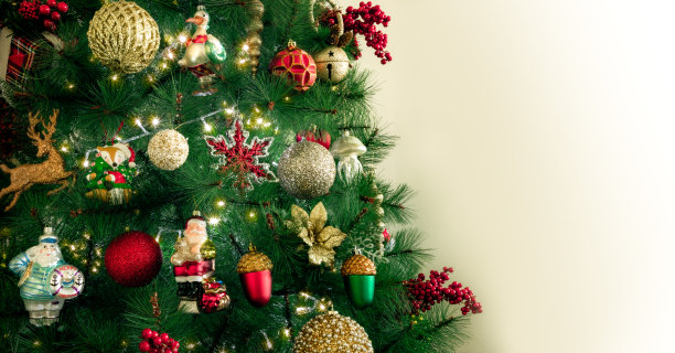 圣诞树用装饰品和彩灯编成花环，白色背景用拷贝空间图片下载