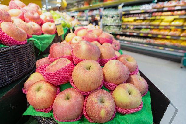 苹果在杂货店或超市的水果，食品和销售概念图片下载