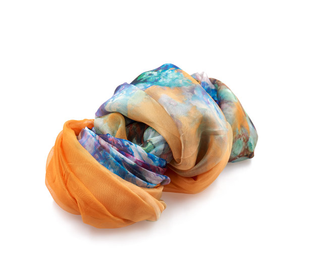 丝巾孤立在白色背景上。图片下载