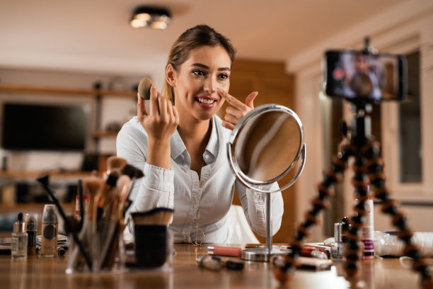 美丽的女人在视频中谈论化妆粉底。图片下载