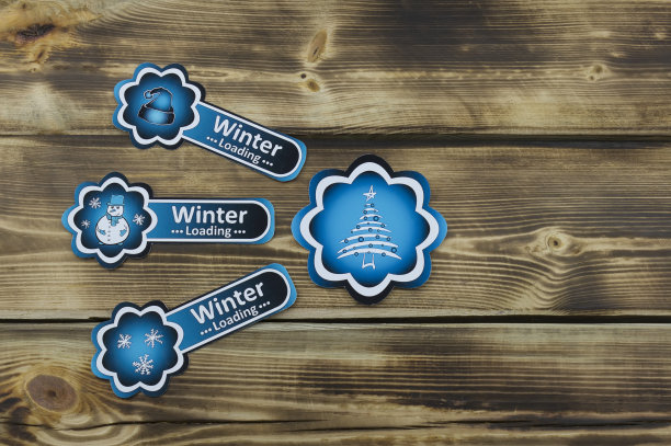 圣诞节的蓝色贴纸在木头上图片下载