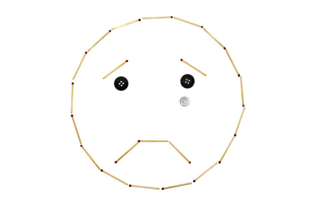 哭泣是由白色背景上的火柴组成的图片下载