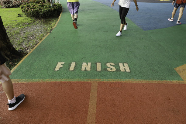 在公园的跑道上结束图片下载