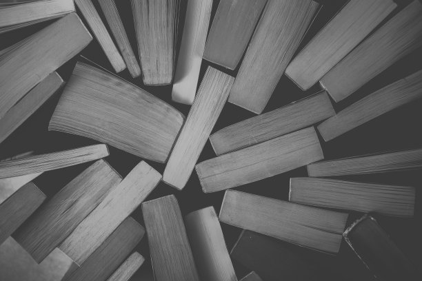 一堆旧书以黑白为背景。俯视图许多书堆在一起。复古书籍的背面和白色的设计。教育与智慧理念。图片下载