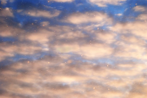 天空中飘着蓬松的云和雪花图片下载