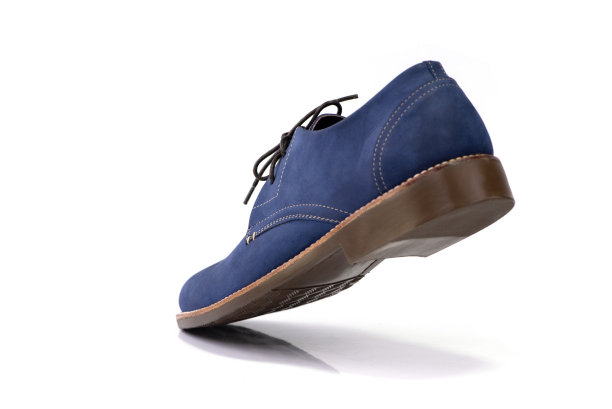 男时装德比鞋皮革孤立在白色的背景。图片下载