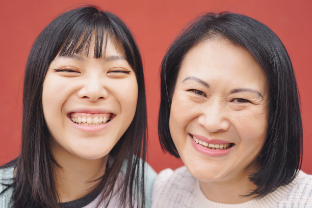 快乐的亚洲母亲和女儿有乐趣的户外-肖像中国家庭的人花时间在一起-爱，关系和父母的生活理念图片下载