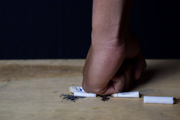 人毁了香烟。戒烟或健康理念图片下载