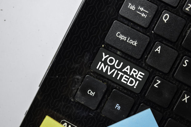 你被邀请隔离在笔记本电脑键盘背景上图片下载