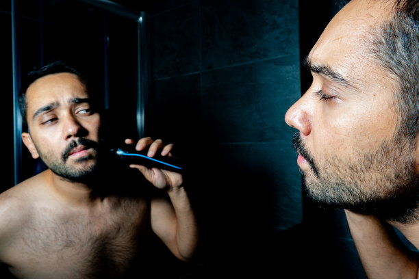 男人用剃须刀刮胡子图片下载