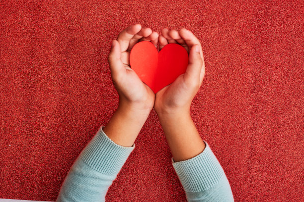 红色背景上的心形标志图片下载