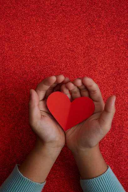 红色背景上的心形标志图片下载