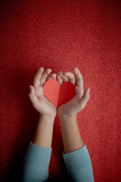 红色背景上的心形标志图片下载