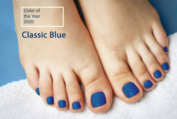 2020年的流行颜色经典蓝色。女性腿与足疗上的白色毛巾特写，俯视图图片下载