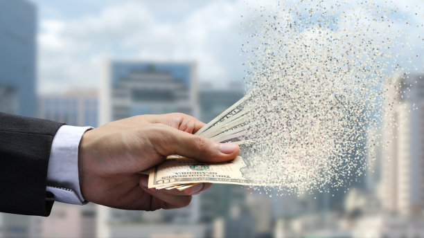 美元纸币的传播在城市的背景下图片下载