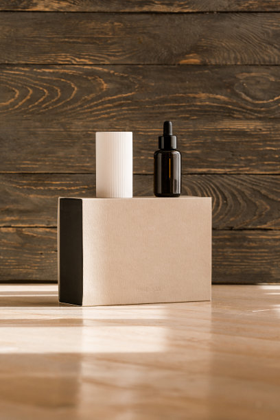 黑色玻璃滴瓶和纸盒包装模型图片下载