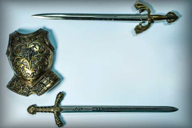 白色背景上的骑士剑和盔甲。本空间图片下载