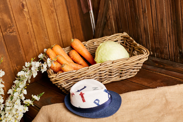 村里有一个装着蔬菜的柳条篮子。图片下载