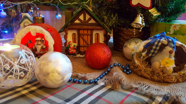 圣诞装饰。用冷杉树枝装饰的五颜六色的圣诞装饰物图片下载