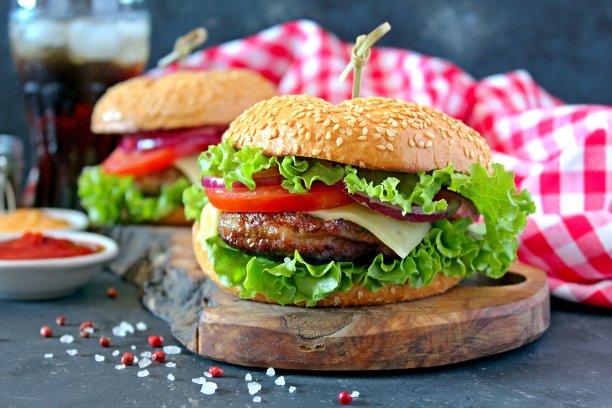 街头食品。自制汉堡配可乐饮料。图片下载